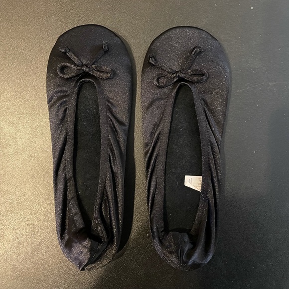 Isotoner slippers. Size 8-9